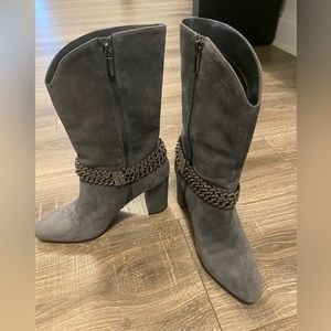 Beautiful suede booth in perfect condition.